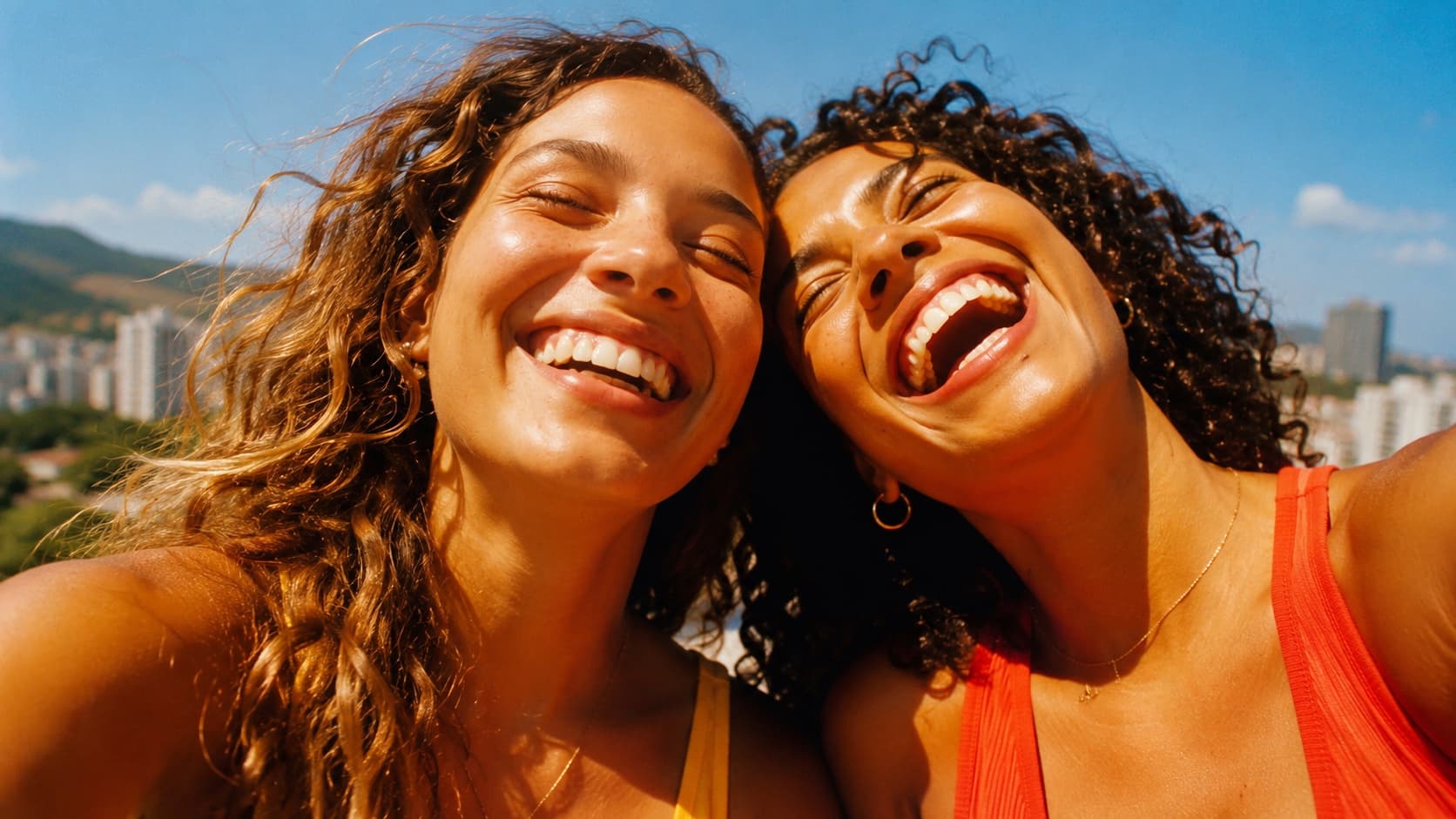 Duas amigas rindo juntas ao ar livre em Belo Horizonte